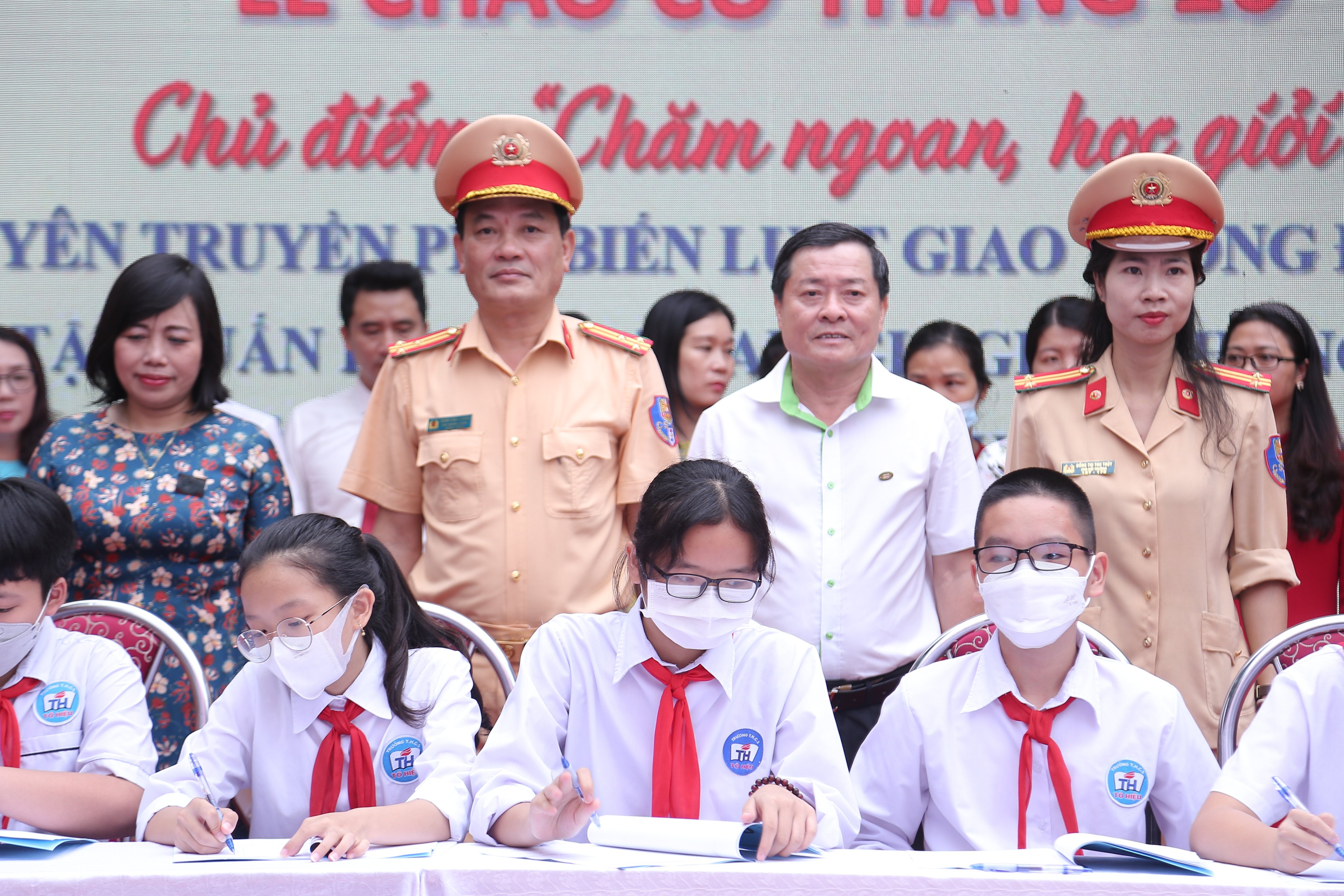 Phòng CSGT đường bộ - đường sắt: Tuyên truyền và tặng quà cho học sinh trường THCS Tô Hiệu